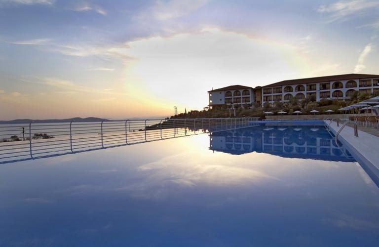 Akrathos Beach Hotel - bazen